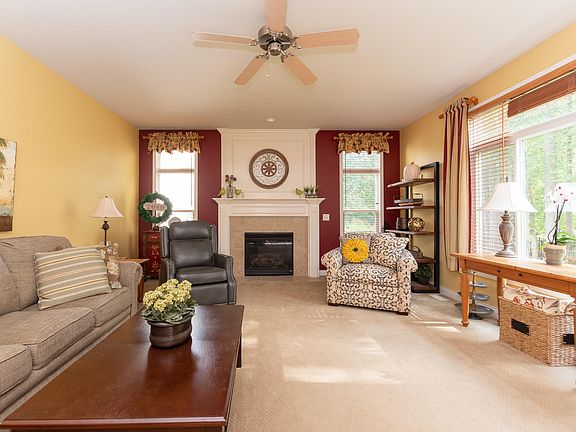 3rd image of 1136 Chaucer Ave