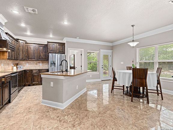 4th image of 215 County Road 3829
