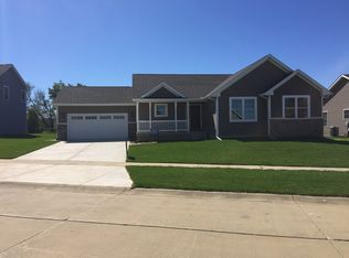 2305 Slade Ln, Mahomet, IL 61853
