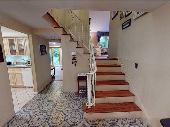 4th image of 23 Washington Heights St