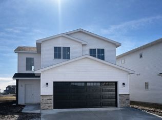 7667 Cub Creek Way, Horace, ND 58047