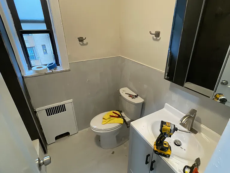 25-26 Van Velsor Pl #3E — Photo 3