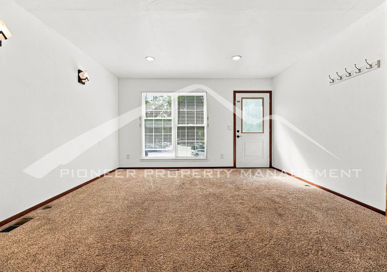 Spacious Townhouse with Central AC and Washer/Dryer — Photo 4
