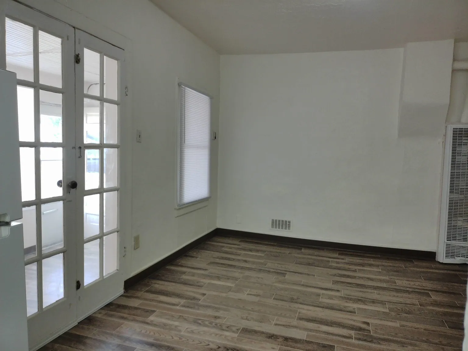 802 E 6th St — Photo 3
