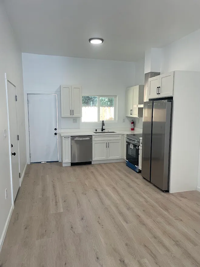 3 bed, 1125 sqft, $3,850 — Photo 2