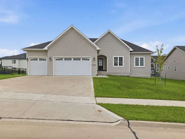 17865 Valleyview Dr, Clive, IA 50325