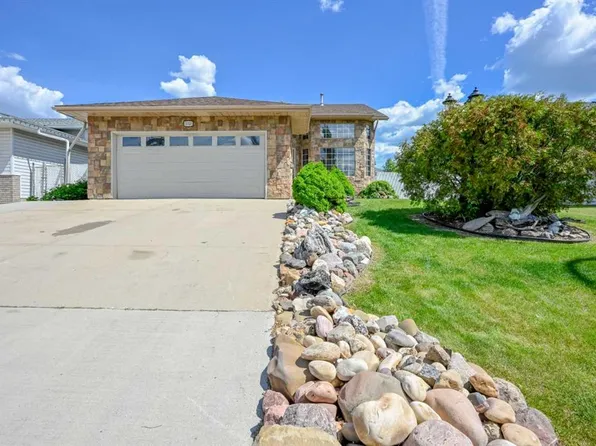 11321 W 95th St, Grande Prairie, AB T8V 6T6