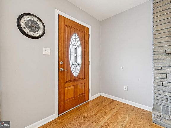 4th image of 217 Woodpoint Ave