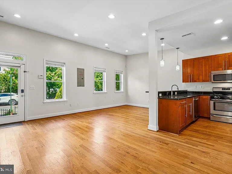 1339 C St NE — Photo 5
