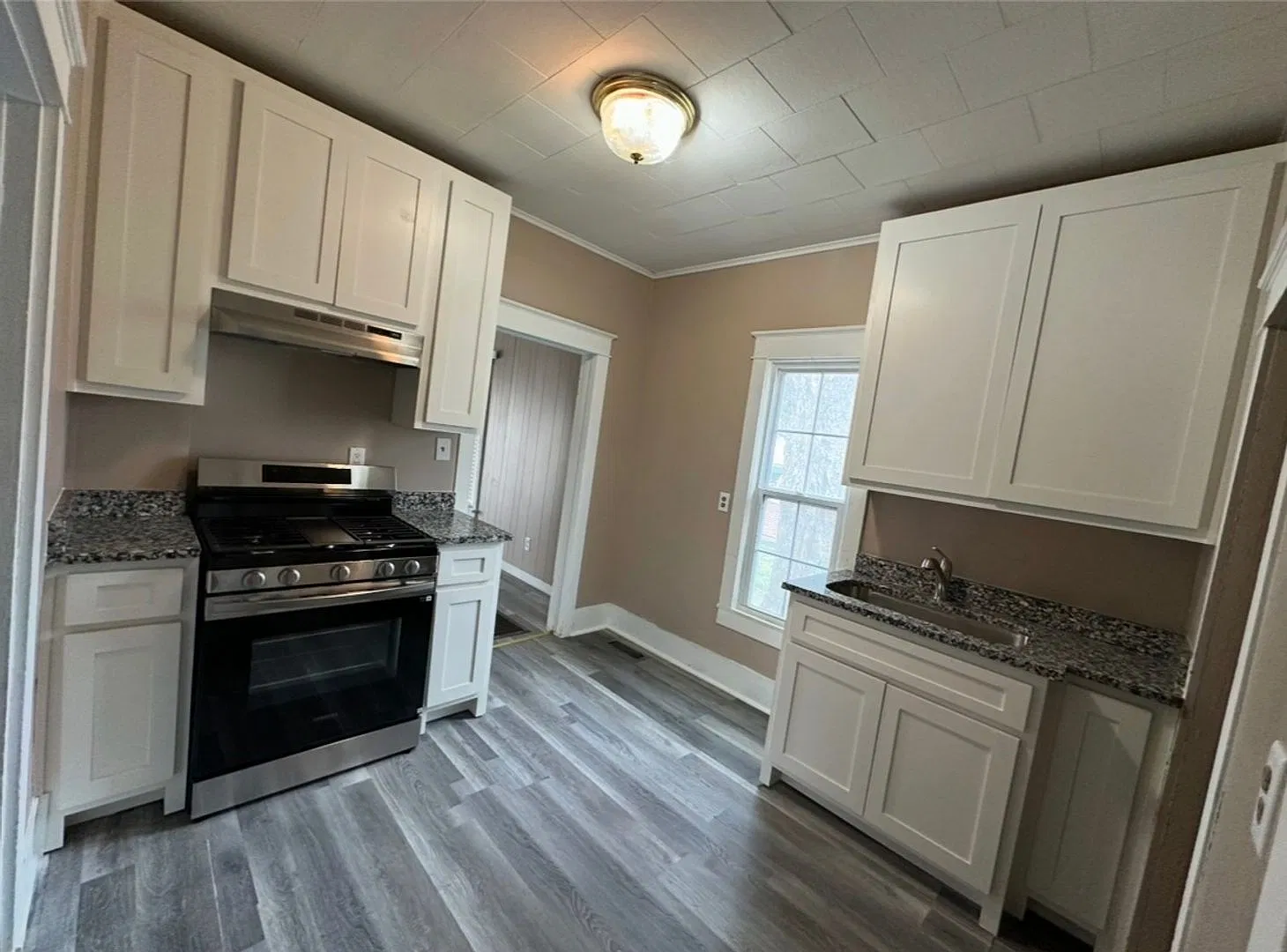 212 W Central Miami, OK — Photo 2