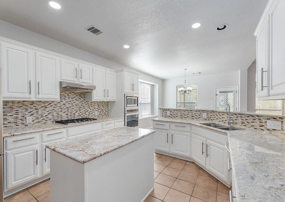 BIG and beautiful kitchen. Granite and high-end stainless steel appliances