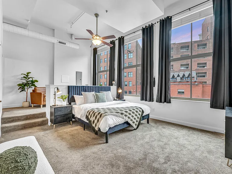 2042 E 4th St #600 — Photo 34