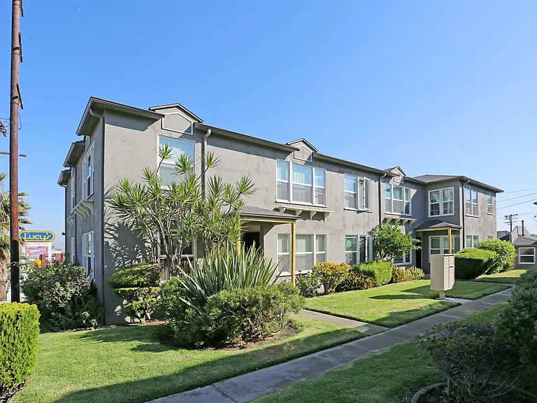 Crenshaw Terrace — Photo 11