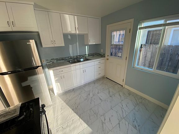 5th image of 733 Woodlawn Ave
