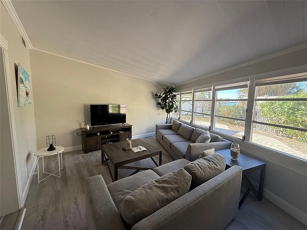 3 bed, 2.0 bath, 1626 sqft, $7,500 — Photo 4