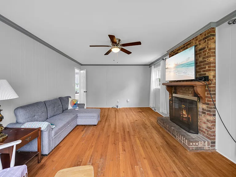 5048 Maplewood Dr — Photo 9