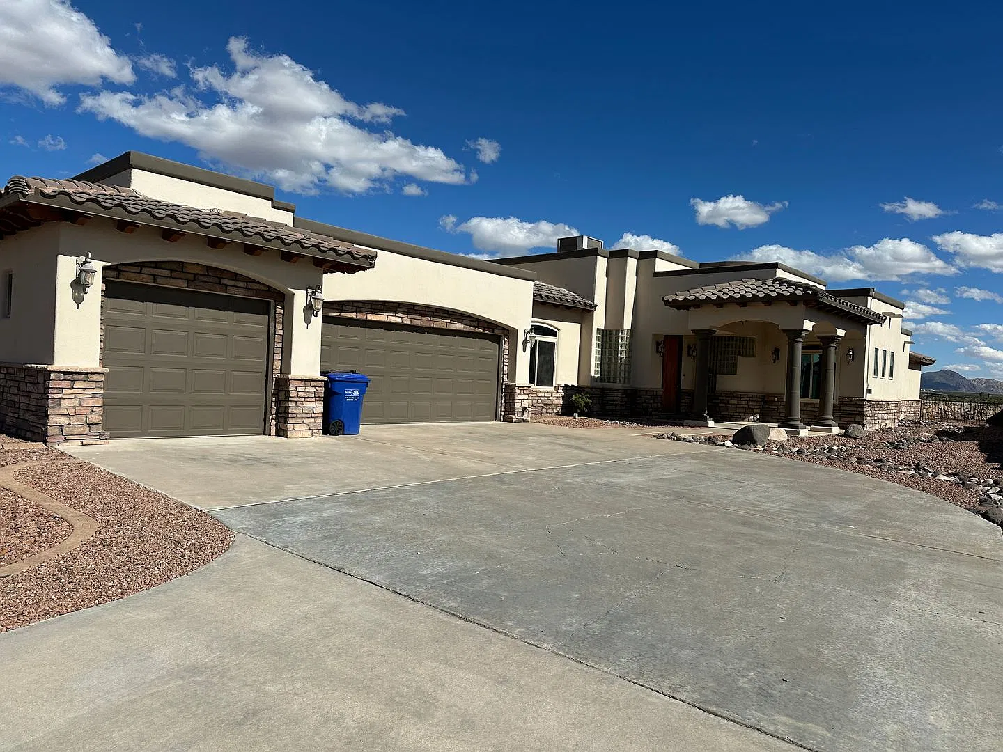 Stunning Luxury Home with Private Pool & Hot Tub! — Photo 2