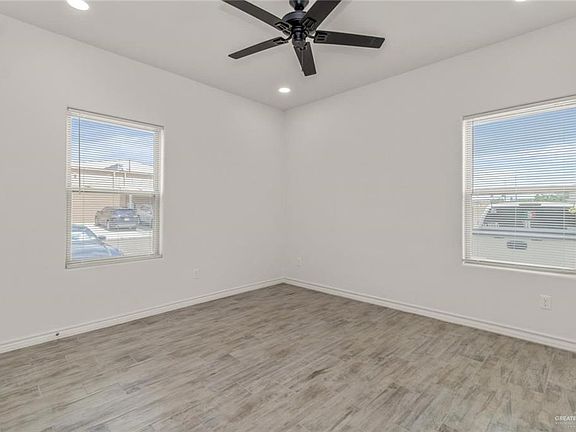 4th image of 900 E Redbud Ave #16B-B5