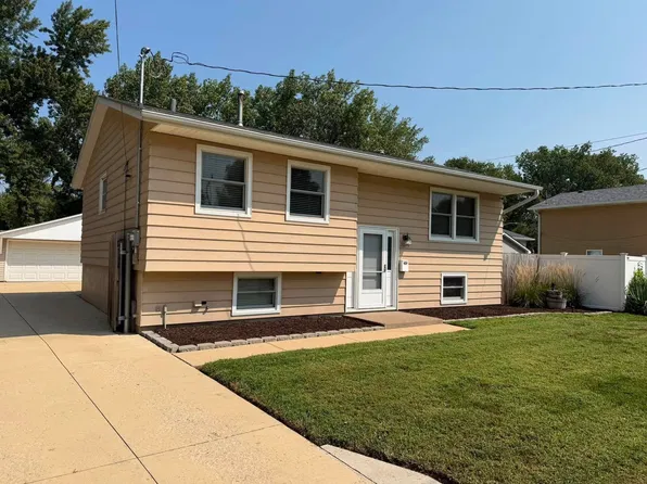 3130 N Lincoln Ave, Davenport, IA 52804