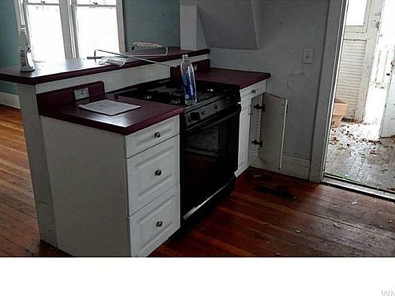 5th image of 148 Scott Ave