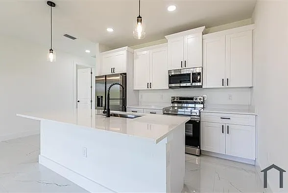 3 bed, $1,900 — Photo 1
