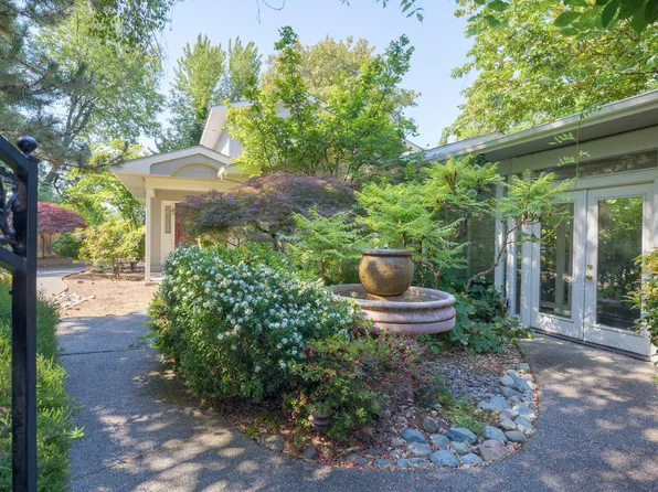 737 SE M St, Grants Pass, OR 97526