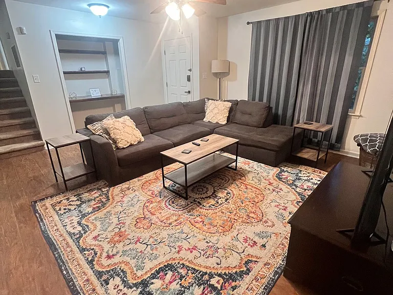 527 University Cir — Photo 3