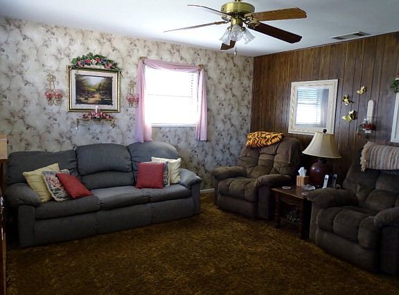 4th image of 913 W 40th St