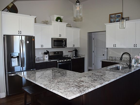 4th image of 303 NW Collette Way