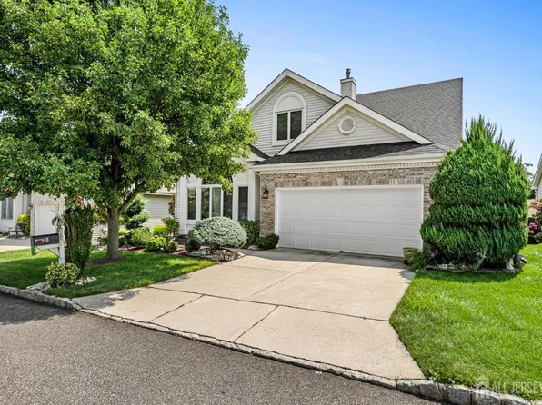 8 Sherwood Dr, Monroe Township, NJ 08831