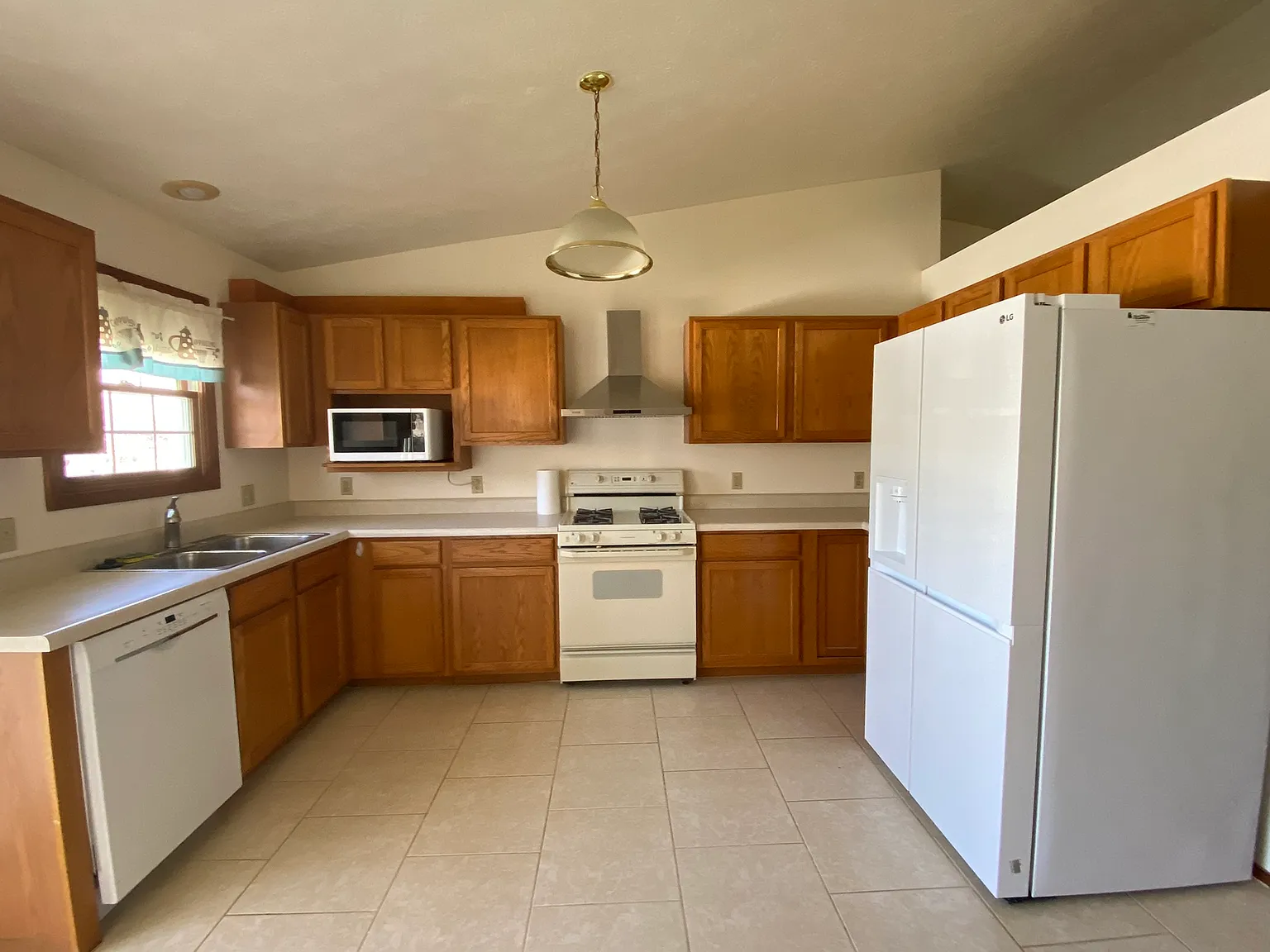 3 bed, 2912 sqft, $2,550 — Photo 3