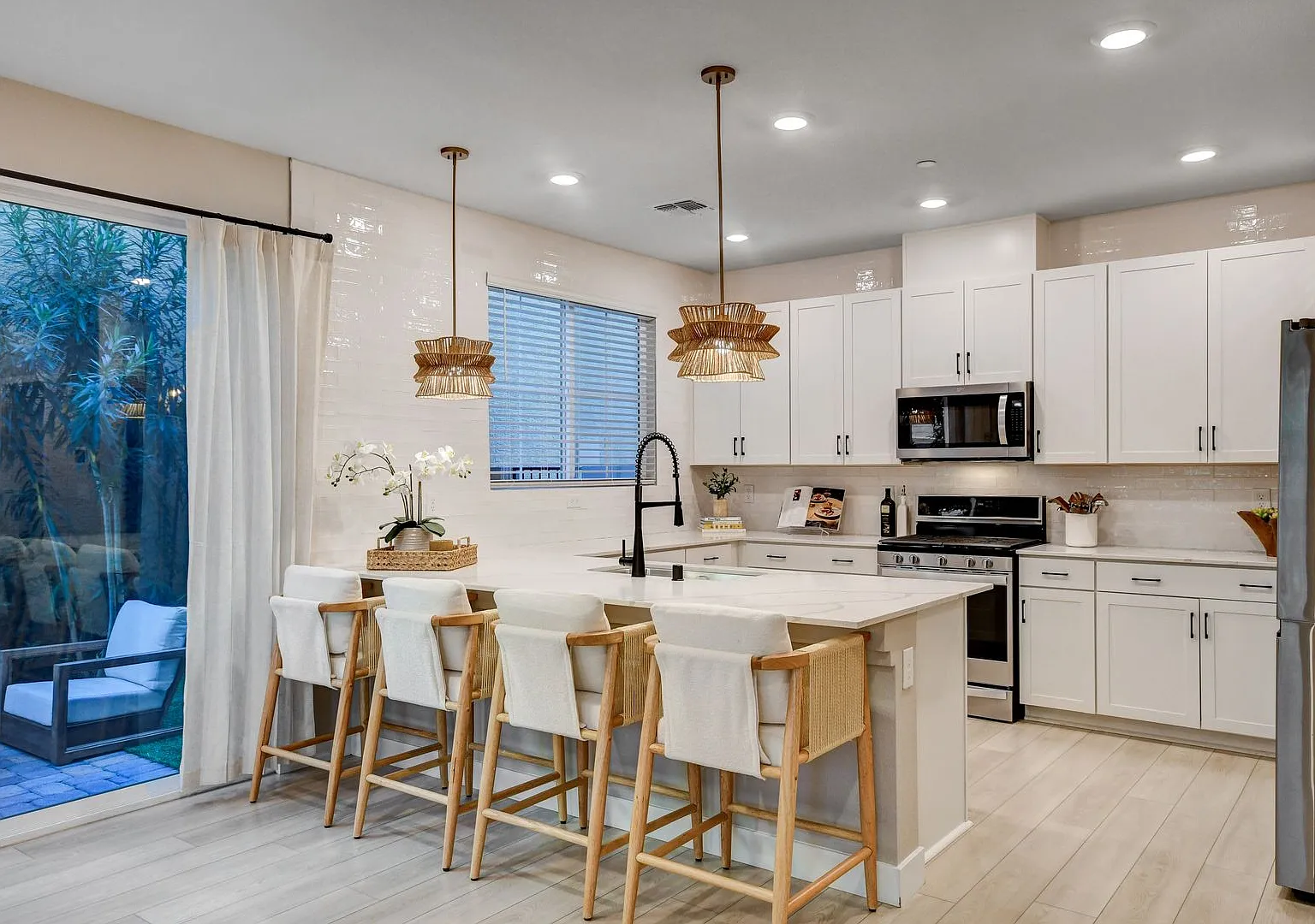 Designer Organic-Modern Dream Home In The Heart Of Inspirada Now Available For Rent! — Photo 4