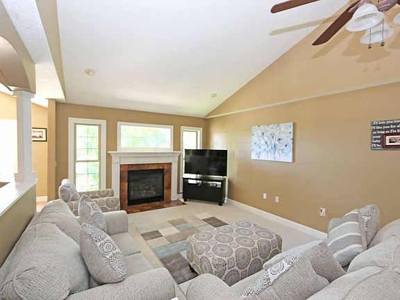 4th image of 737 Royal Cir