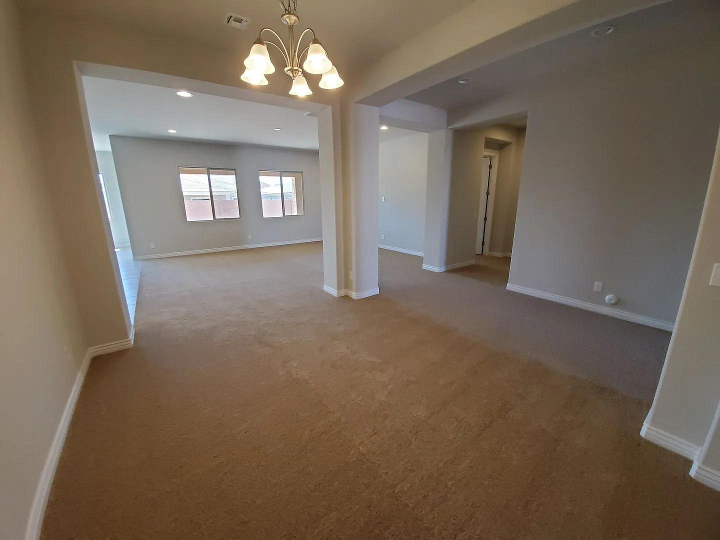 5 Bedroom - Large Newer Build - Great Location — Photo 3