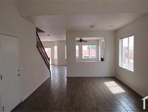 2nd image of 325 Sierra Breeze Ave