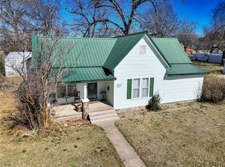 221 W Poplar St, Stilwell, OK 74960