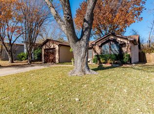 1421 Forest Valley Dr, Arlington, TX 76018