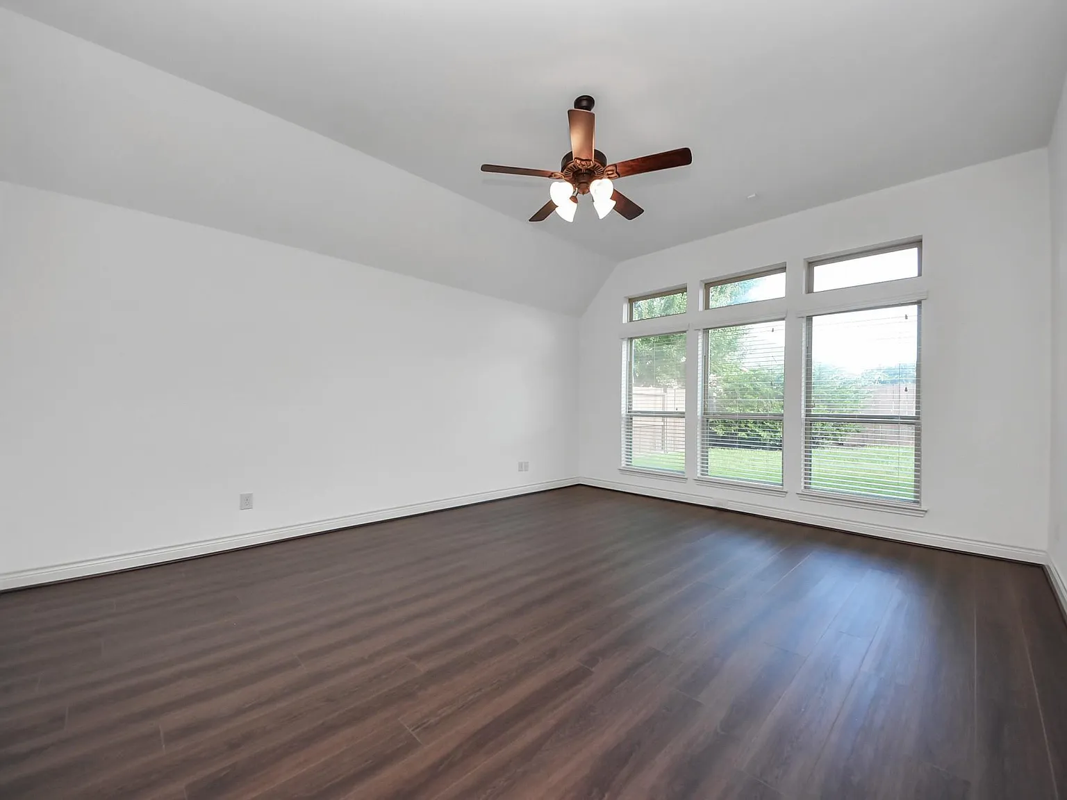 4 bed, 3.0 bath, 3075 sqft, $3,400 — Photo 4