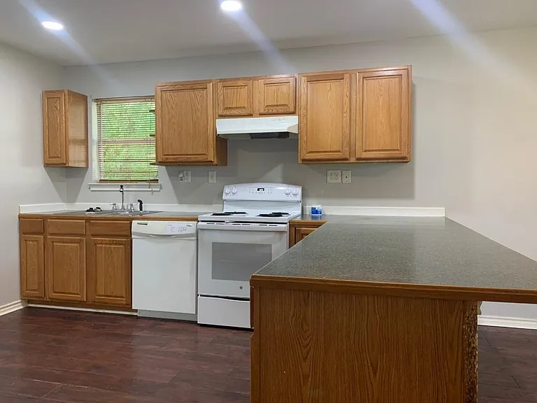 1602 W Elm St — Photo 8