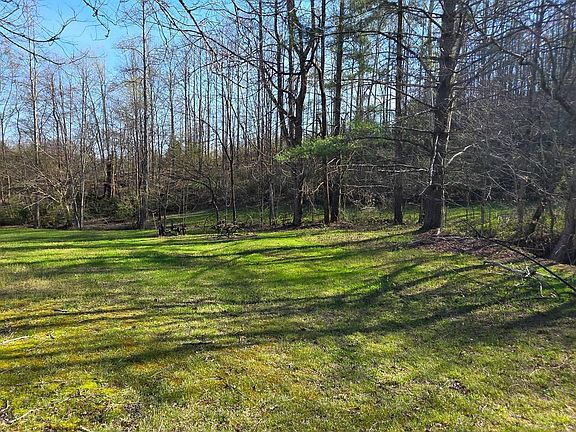 4th image of 917 Country Rd