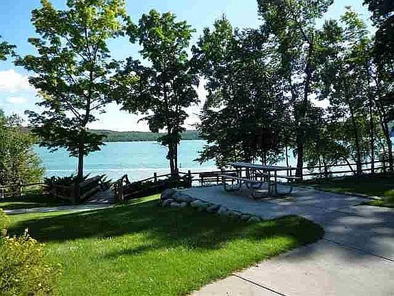5th image of 2333 Woodside Dr