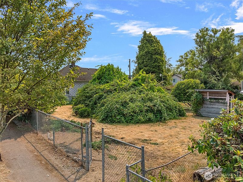 5th image of 1445 S Cloverdale Street
