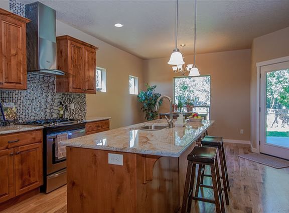 3rd image of 6119 Willowdale