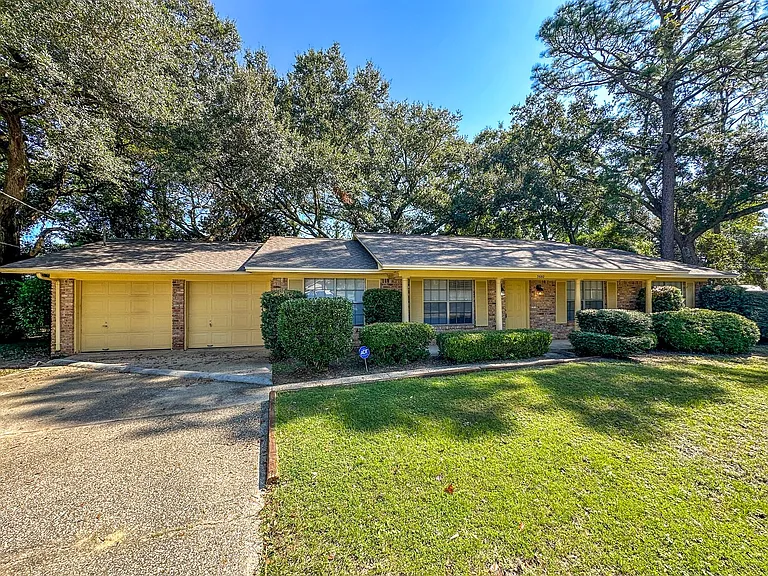 3660 Buford Cir — Photo 1