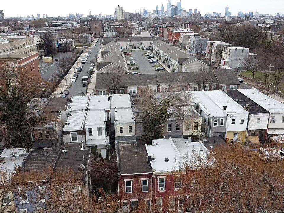 2nd image of 1030 W Monmouth St