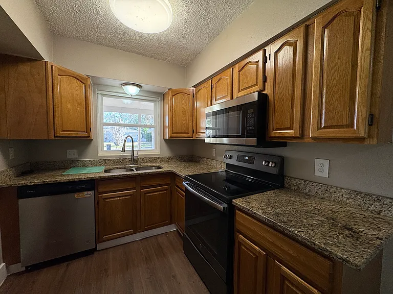 310 Longwood Dr — Photo 7