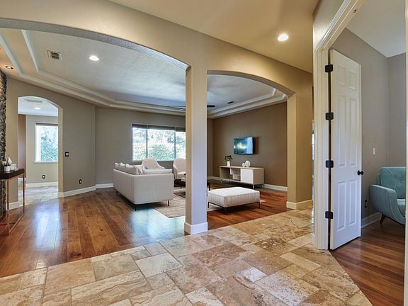 4th image of 405 Lowell Ct