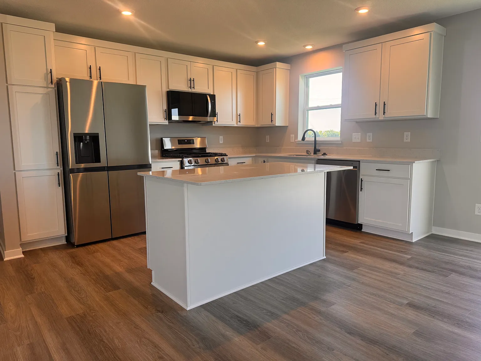 4 bed, 1989 sqft, $2,725 — Photo 2
