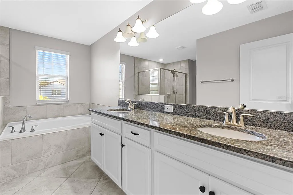 4 bed, 3.0 bath, 2555 sqft, $3,000 — Photo 4