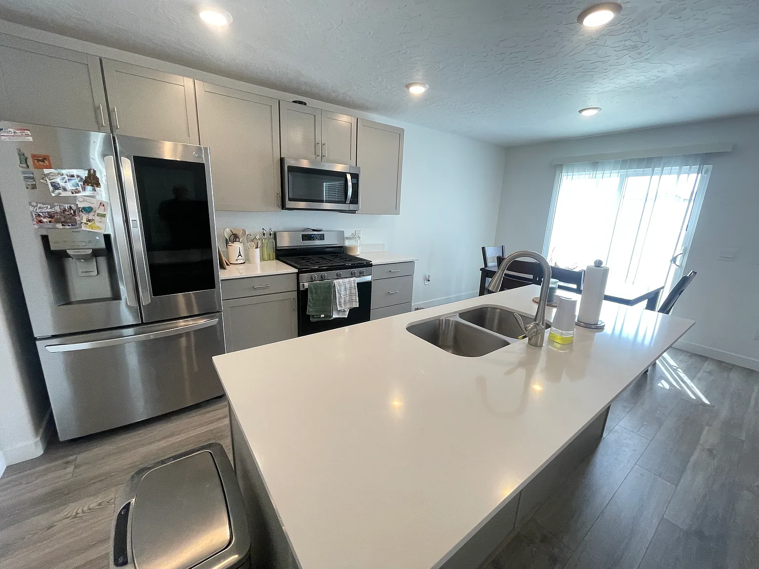 3 bed, 2.5 bath, 2300 sqft, $2,150 — Photo 3